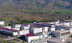 Küçük kardeşten rektör abiye salvolar