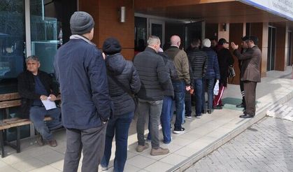 Emekli geçinebilmek için çalışmak zorunda kalıyor!