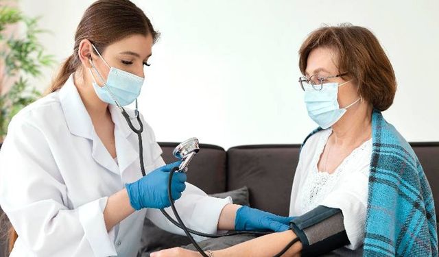 Kanser tedavisi gören memur isteği dışında başka bir ile tayin edilebilir mi?