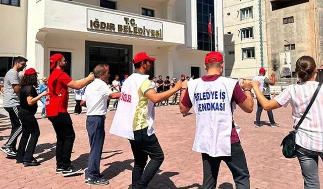 İşten çıkarılan işçilerden halaylı protesto