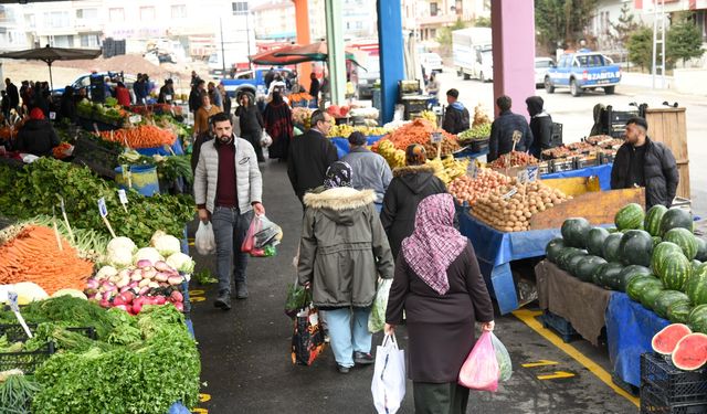 Pırasa satan emekli öğretmenin düşündürdükleri