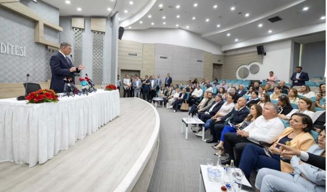 Belediye Başkanı Tugay işçilere seslenerek: "Profesörler bu kadar maaş almıyoruz diyorlar"