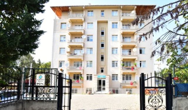 Devlet bazı kamu görevlilerinin lojmanlarına hizmetli tahsis eder