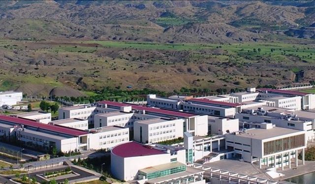 Küçük kardeşten rektör abiye salvolar