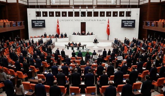 Meclis genel sekreter yardımcılarından ikisi görevden alındı