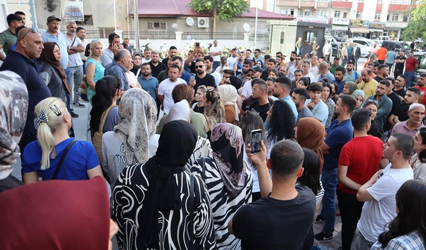 Iğdır Belediyesi'ndeki eylem sürüyor! İşçiler işe dönene kadar buradayız...