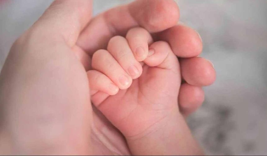Resmen yürürlüğe girdi: Doğum izni 24 haftaya çıktı, sosyal medyaya 15 yaş sınırı geldi!