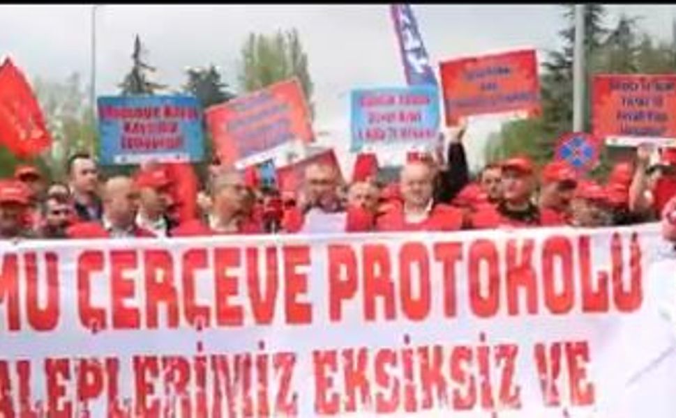 Tez-Koop-İş Sendikası toplu sözleşmesinin geciktiği için Bakanlığın önünde eylem yaptı