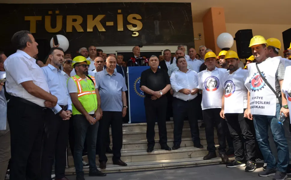 Türk-İş Başkanı Atalay'ın yaptığı konuşmada işçiler Bakan Işıkhan'ı yuhaladı