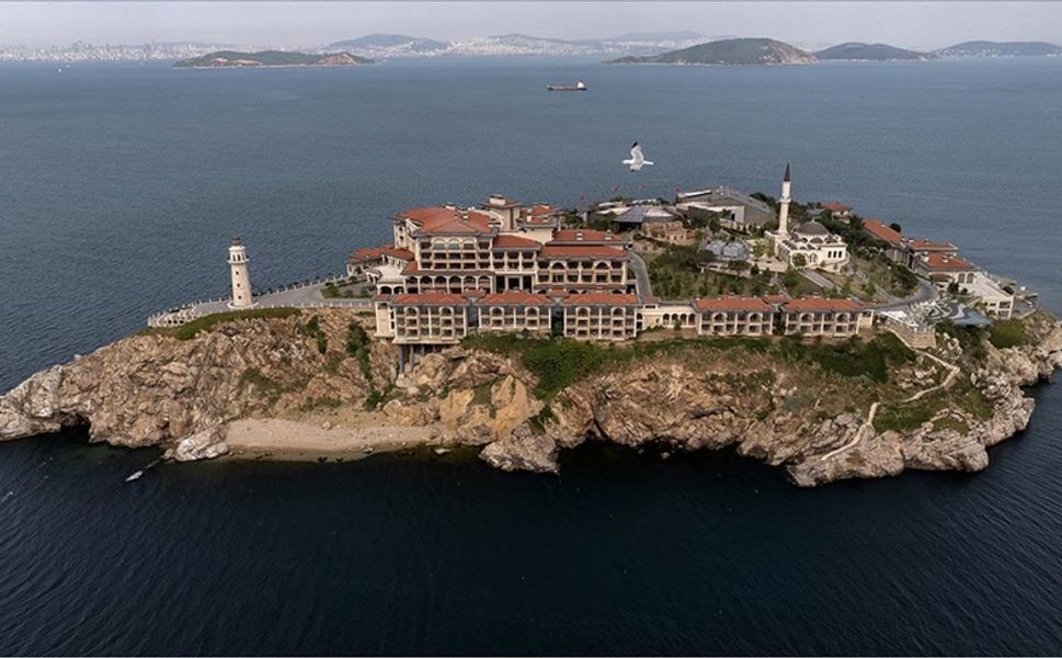 Şekerin patronlarından Yassıada’da mangal keyfi!