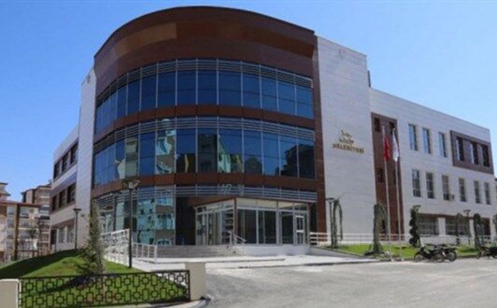 Damadını, bacanağını ve  kayınbiraderini müdür yaptı!