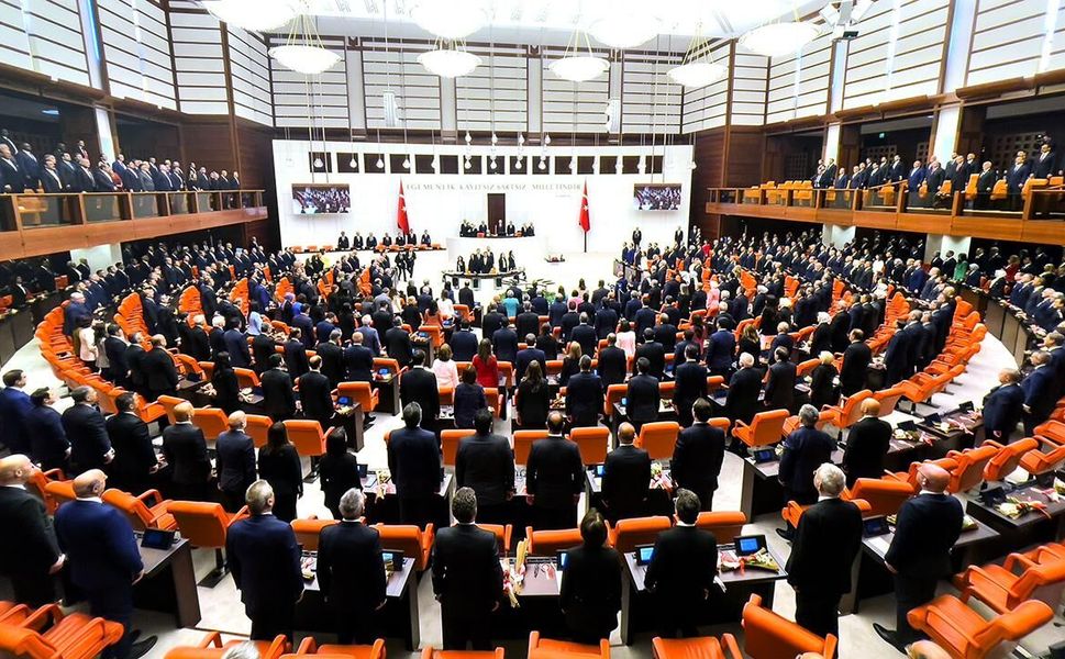 Milletvekillerinin bazı hakları yada ayrıcalıkları masaya yatırılmalıdır