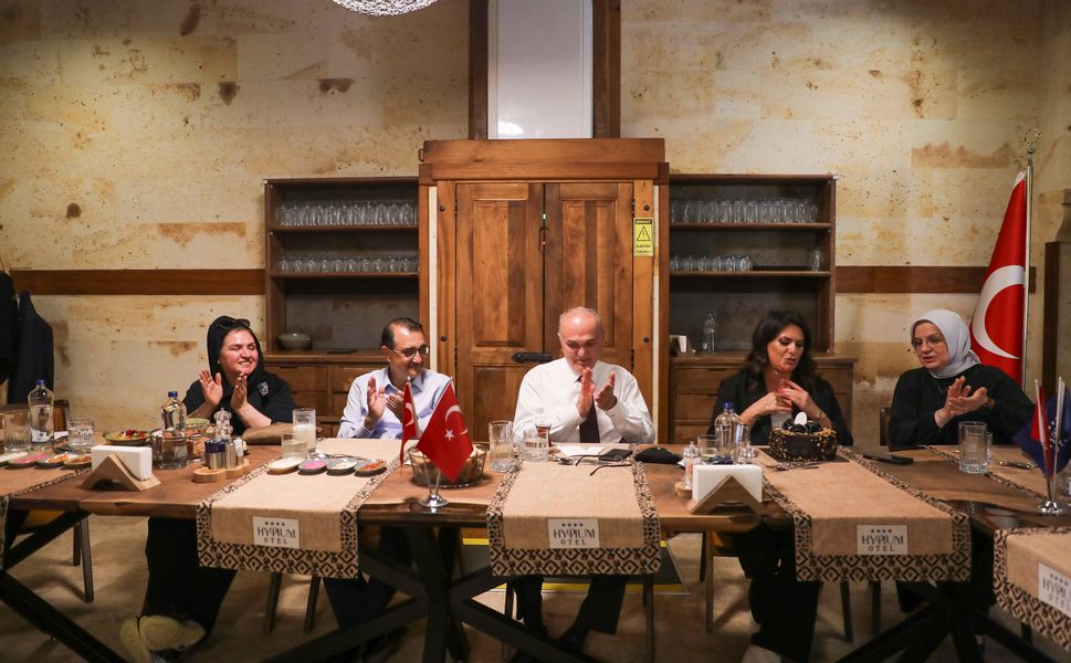 Eski bakanlar eski bakanın doğum günü kutlamasında buluştu